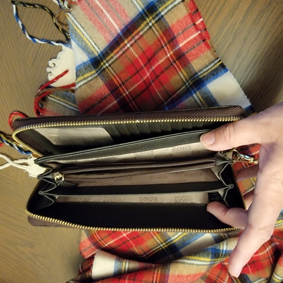 Michael Kors Wallet - Picture 8 of 9